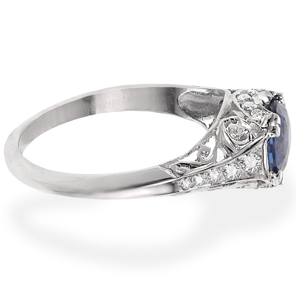 Decorative WG Sap ring Ds on shoulders SIDE