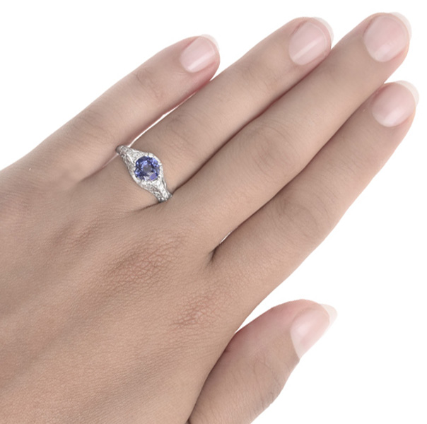 Decorative WG sap ring with Ds on hand